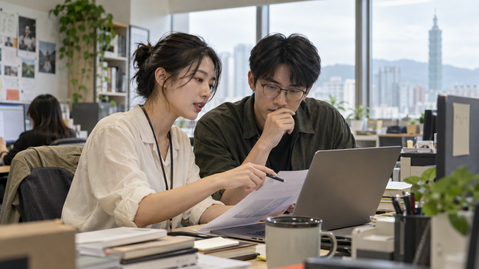 台灣辦公室同事對照 AI 草稿與紙本資料,示意職場人工作查核